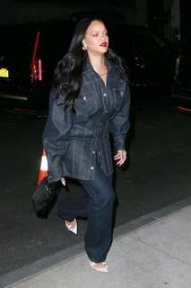 Rihanna feet photo thumbnail