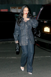 Rihanna feet photo thumbnail