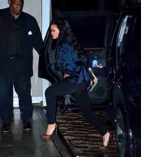Rihanna feet photo thumbnail