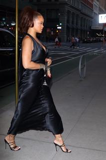 Rihanna feet photo thumbnail