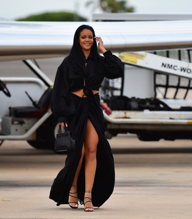 Rihanna feet photo thumbnail