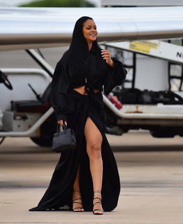 Rihanna feet photo thumbnail