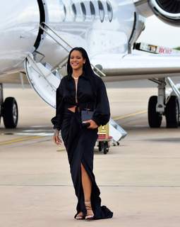 Rihanna feet photo thumbnail