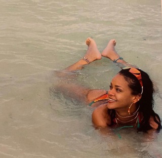 Rihanna feet photo thumbnail
