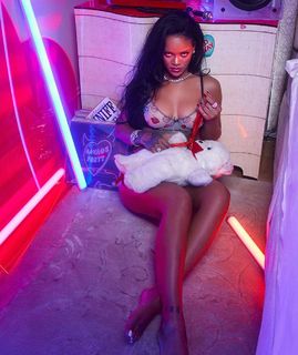 Rihanna feet photo thumbnail