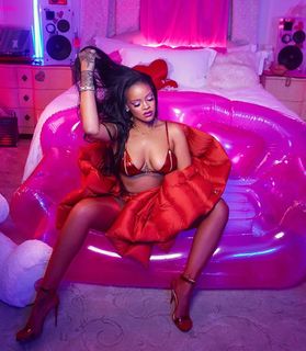 Rihanna feet photo thumbnail