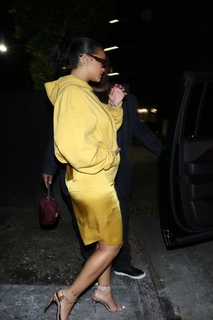 Rihanna feet photo thumbnail