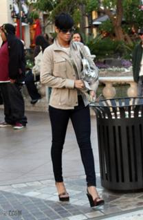 Rihanna feet photo thumbnail