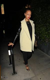 Rihanna feet photo thumbnail