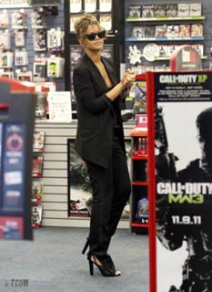 Rihanna feet photo thumbnail