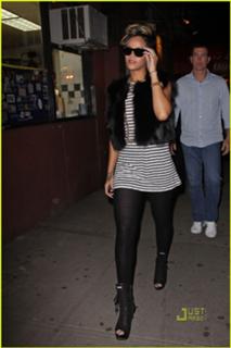 Rihanna feet photo thumbnail