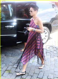 Rihanna feet photo thumbnail