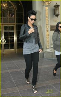 Rihanna feet photo thumbnail