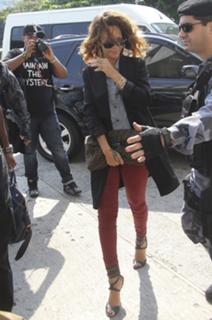 Rihanna feet photo thumbnail