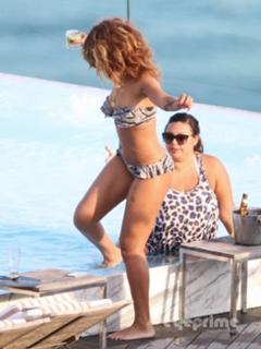 Rihanna feet photo thumbnail