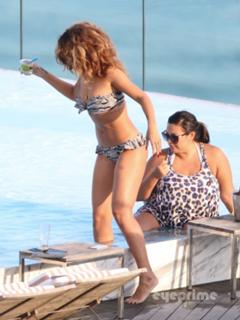 Rihanna feet photo thumbnail