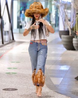 Rihanna feet photo thumbnail