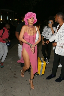 Rihanna feet photo thumbnail