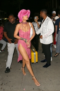 Rihanna feet photo thumbnail