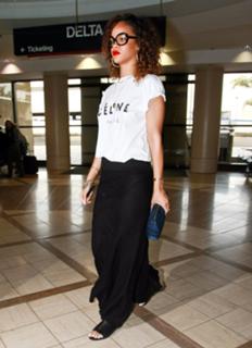 Rihanna feet photo thumbnail