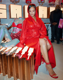 Rihanna feet photo thumbnail