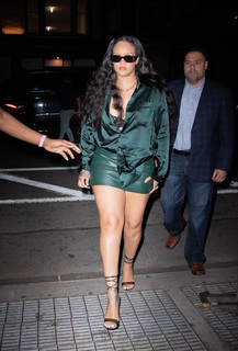 Rihanna feet photo thumbnail