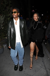 Rihanna feet photo thumbnail