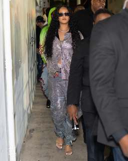 Rihanna feet photo thumbnail