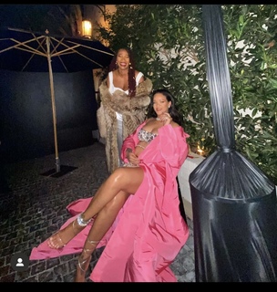 Rihanna feet photo thumbnail