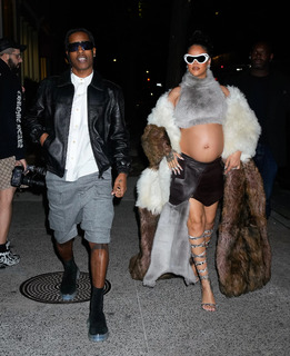 Rihanna feet photo thumbnail