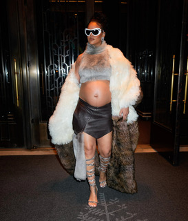 Rihanna feet photo thumbnail