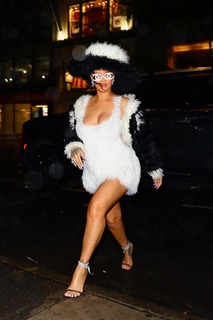Rihanna feet photo thumbnail
