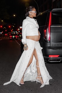 Rihanna feet photo thumbnail