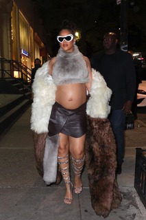 Rihanna feet photo thumbnail