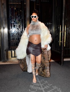 Rihanna feet photo thumbnail