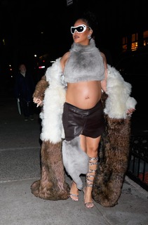 Rihanna feet photo thumbnail
