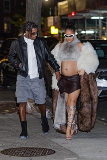 Rihanna feet photo thumbnail