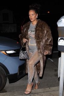 Rihanna feet photo thumbnail