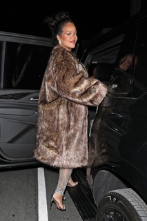 Rihanna feet photo thumbnail