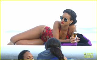 Rihanna feet photo thumbnail