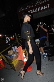 Rihanna feet photo thumbnail