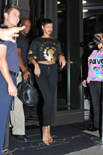 Rihanna feet photo thumbnail