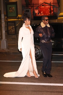 Rihanna feet photo thumbnail