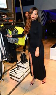 Rihanna feet photo thumbnail