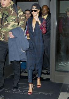 Rihanna feet photo thumbnail