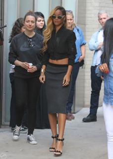 Rihanna feet photo thumbnail