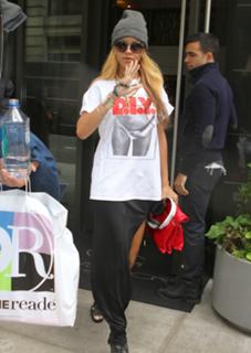 Rihanna feet photo thumbnail