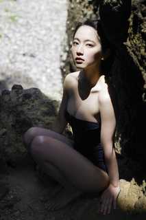 Riho Yoshioka feet photo 2