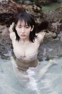 Riho Yoshioka feet photo 9