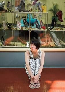 Riho Yoshioka feet photo 9
